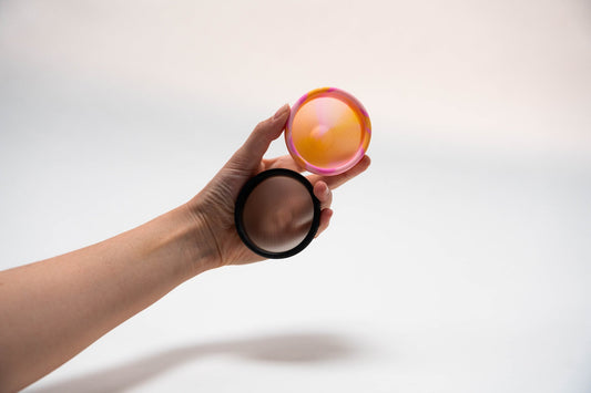 Schwarz und pinke Menstruationsdisk