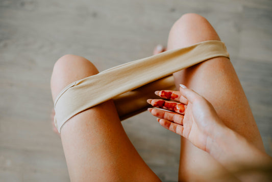 Frau mit Periodenblut an der Hand
