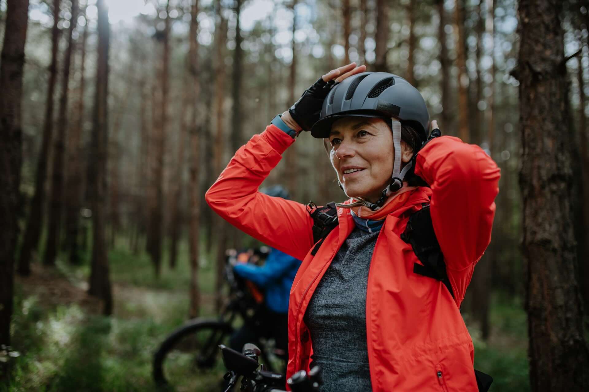 Aeltere Frau auf dem Fahrrad im Alltag