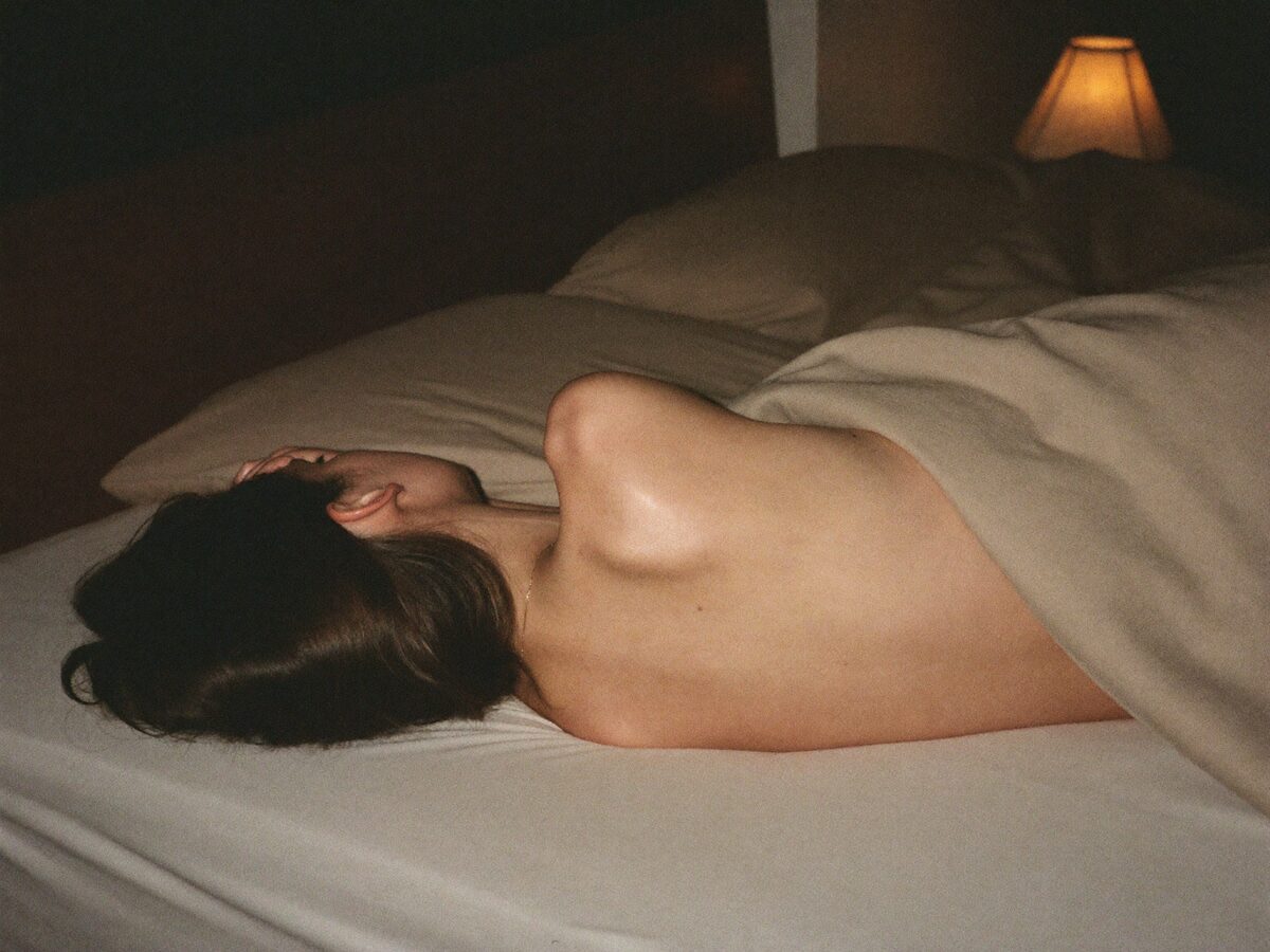 Ruhiger Moment im Bett bei warmem Licht
